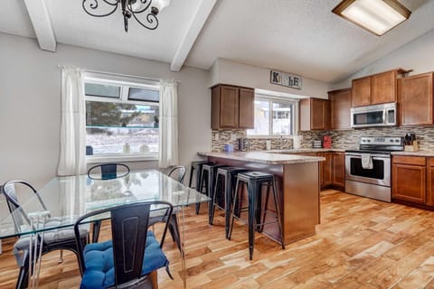 Wonderful Pines Spacious Yard w Cozy Fireplace House in Colorado Springs