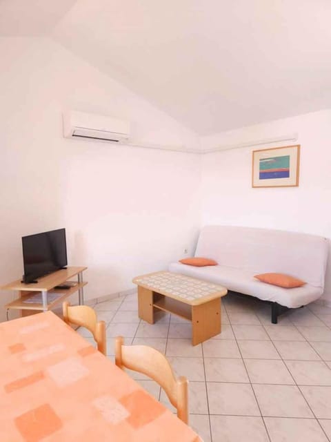 Summer, TV and multimedia, Living room, Seating area, air conditioner
