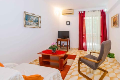 Summer, TV and multimedia, Living room, Seating area, air conditioner