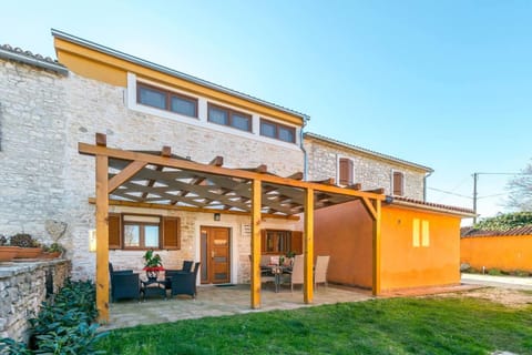 Property building, Summer, Garden, Balcony/Terrace