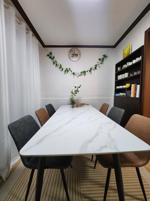 Seating area, Dining area