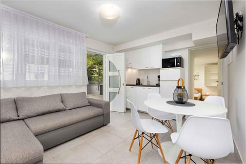 Summer, TV and multimedia, Kitchen or kitchenette, Living room, Seating area, Dining area, microwave