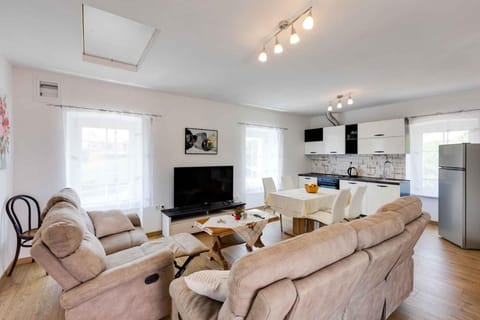 Summer, TV and multimedia, Kitchen or kitchenette, Living room, Seating area, Dining area