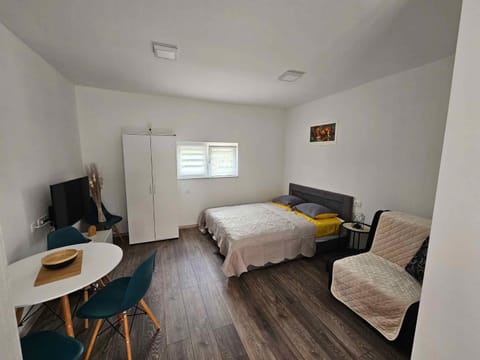 Bed, Summer, TV and multimedia, Dining area