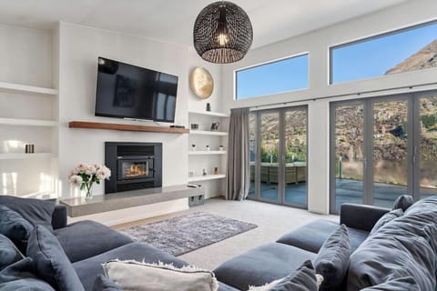 Communal lounge/ TV room, TV and multimedia, Living room, Seating area, Evening entertainment