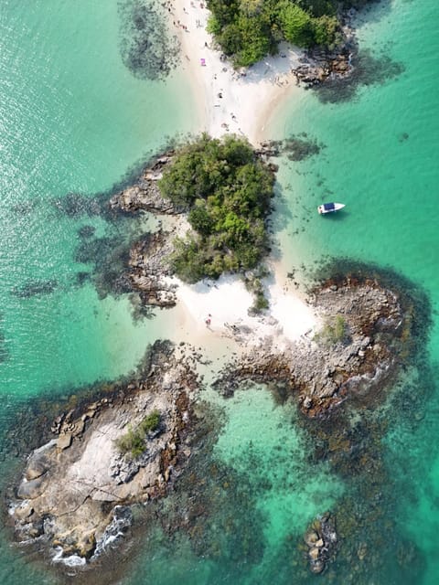Privilège Passeio de Lancha em Angra dos Reis e Ilha Grande Docked boat in Angra dos Reis