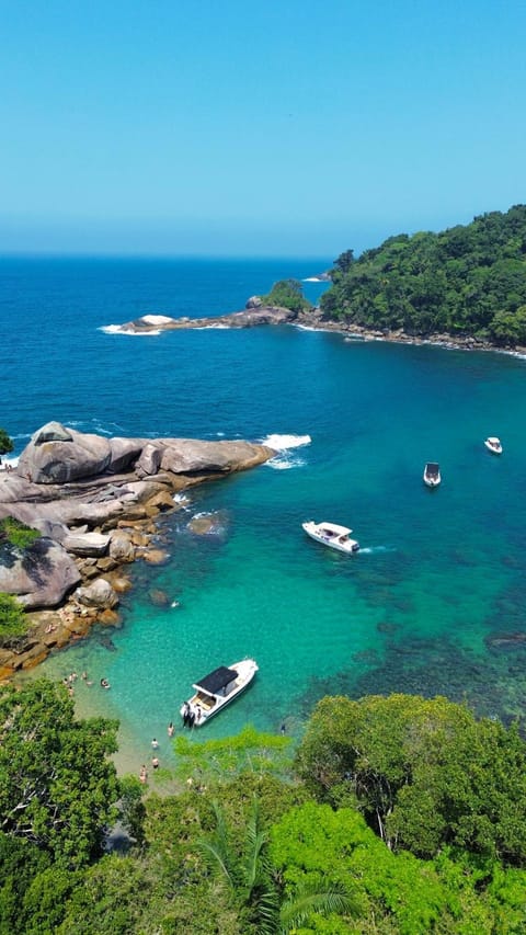 Privilège Passeio de Lancha em Angra dos Reis e Ilha Grande Docked boat in Angra dos Reis