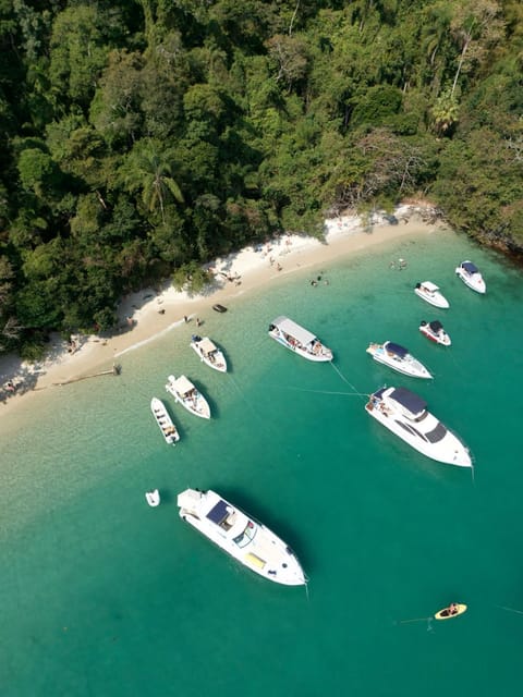 Privilège Passeio de Lancha em Angra dos Reis e Ilha Grande Docked boat in Angra dos Reis