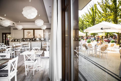 Restaurant/places to eat, Lounge or bar