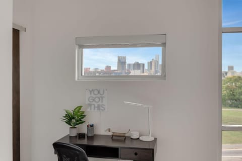 5M302 City Skyline views from this light filled House in East Nashville