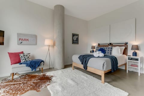 5M302 City Skyline views from this light filled House in East Nashville