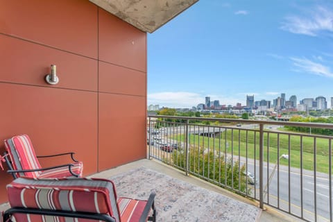 5M302 City Skyline views from this light filled House in East Nashville