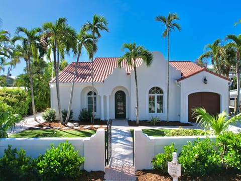 Casa Captiva - Deluxe 5 Bedroom Villa Steps to Beach House in Sanibel Island