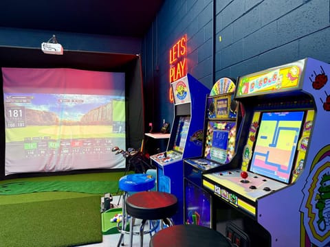 GameRoom! Golf Simulator! Beach! Movie Theater! House in Daytona Beach Shores