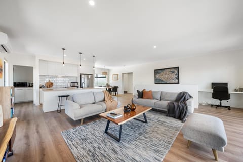 TV and multimedia, Kitchen or kitchenette, Living room, Seating area, Dining area