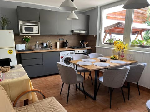 Coffee/tea facilities, Kitchen or kitchenette, Dining area, stove, toaster, kitchen