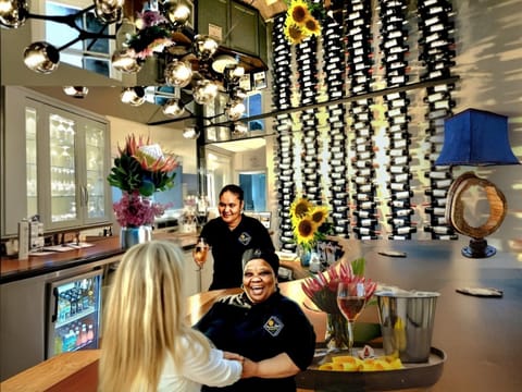 Staff, Lounge or bar, Food and drinks, Decorative detail, Guests, Drinks