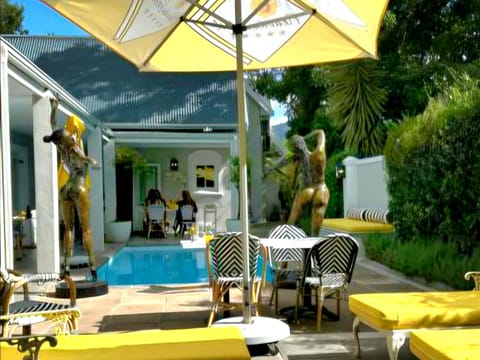 Patio, Swimming pool, sunbed