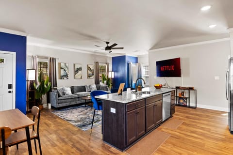 Communal lounge/ TV room, TV and multimedia, Living room, Seating area, Dining area, Evening entertainment