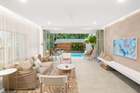 TV and multimedia, Living room, Pool view