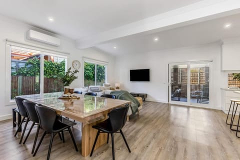 TV and multimedia, Living room, Seating area, Dining area, air conditioner