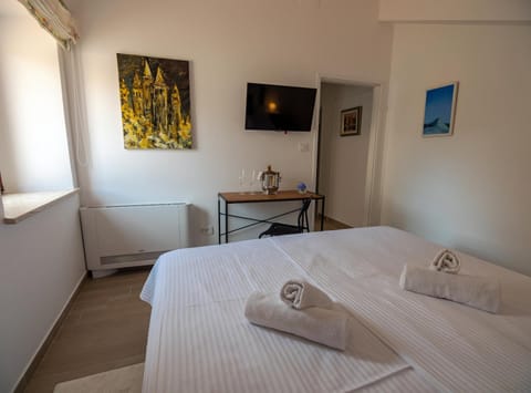 Bed, TV and multimedia, Photo of the whole room, Bedroom