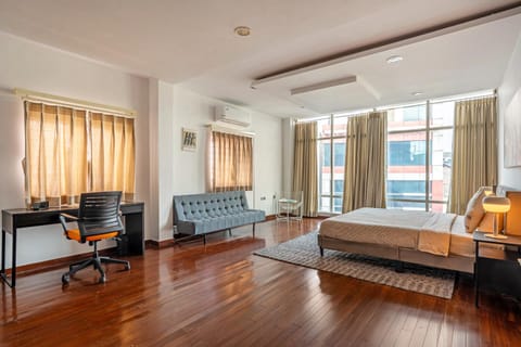 Bed, TV and multimedia, Photo of the whole room, Seating area, Bedroom, air conditioner