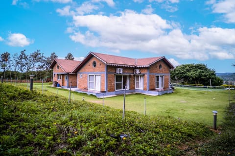 Property building, Spring, Bed, Day, Natural landscape, Garden, Bathroom, Food and drinks, Seating area, Bedroom, Garden view, Breakfast, Lunch, Dinner, wardrobe, air conditioner