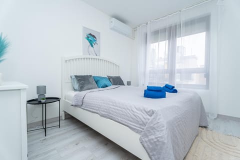 Bed, Photo of the whole room, Bedroom, air conditioner