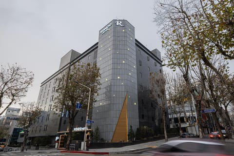 Property building, Facade/entrance, Location
