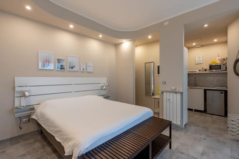 Bed, Kitchen or kitchenette, Bedroom, stove