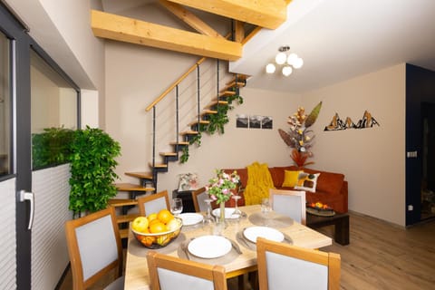 Living room, Food and drinks, Seating area, Dining area, Food