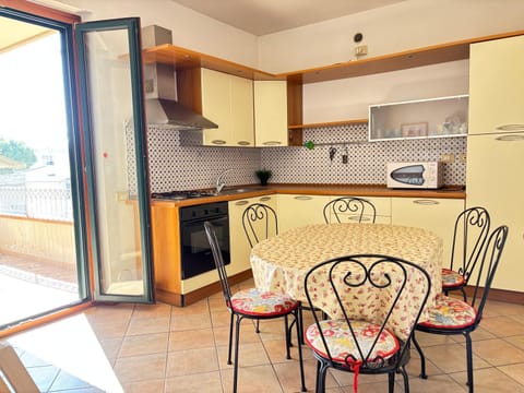 Kitchen or kitchenette, Dining area, stove