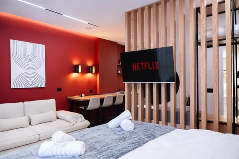 Bed, TV and multimedia, Living room, Photo of the whole room, Seating area, Bedroom, towels