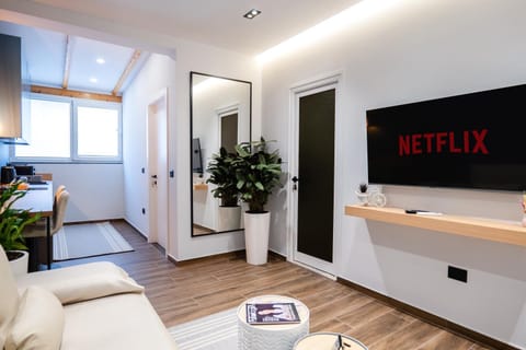 TV and multimedia, Living room, Seating area, Evening entertainment