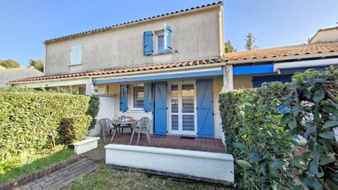 Property building, Patio, Day, Garden, Garden view
