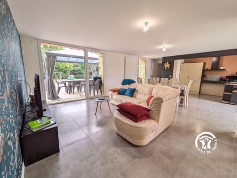Kitchen or kitchenette, Living room, Seating area, Dining area, stove