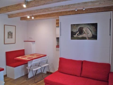 Photo of the whole room, Seating area