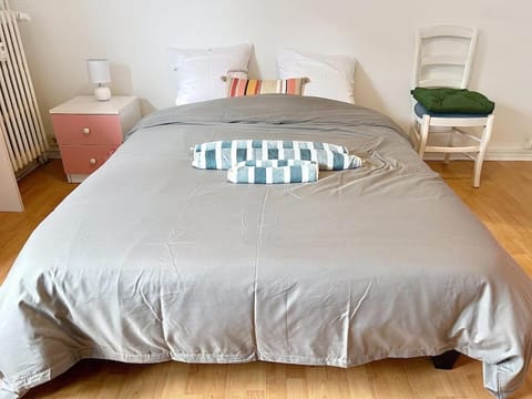 Bed, Photo of the whole room, Bedroom, towels