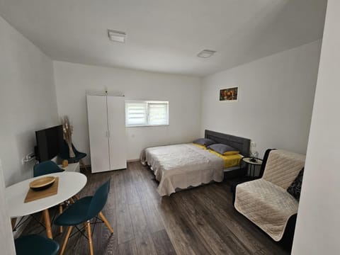 Bed, TV and multimedia, Living room