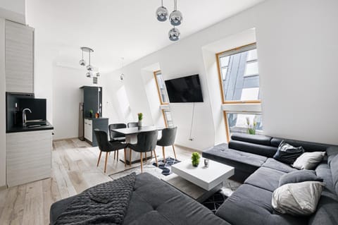Communal lounge/ TV room, TV and multimedia, Living room, Seating area, Dining area, Evening entertainment