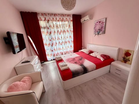 Bed, TV and multimedia, Photo of the whole room, Seating area, Bedroom, air conditioner