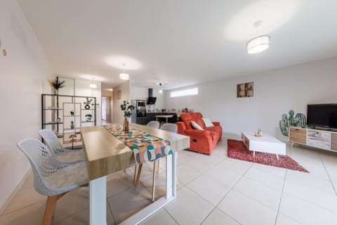 TV and multimedia, Living room, Dining area