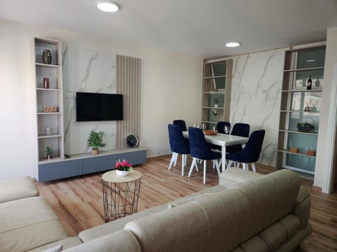 Communal lounge/ TV room, TV and multimedia, Living room, Seating area, Dining area