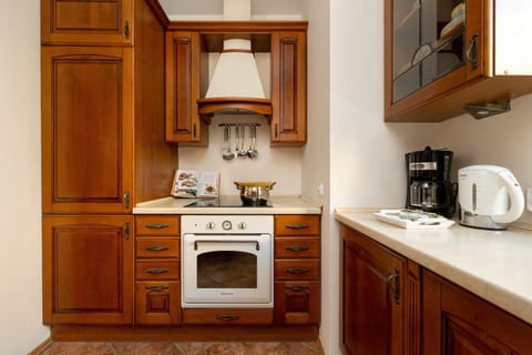 Coffee/tea facilities, Kitchen or kitchenette, stove