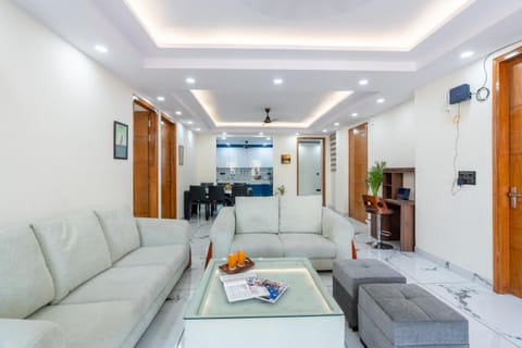 Kitchen or kitchenette, Living room, Food and drinks, Seating area, Dining area, furniture