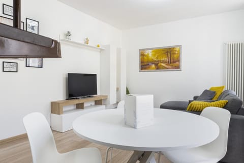 TV and multimedia, Living room, Seating area, Dining area, Evening entertainment