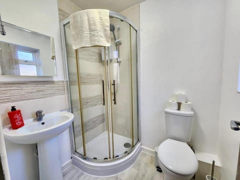 Shower, Toilet, Bathroom, towels