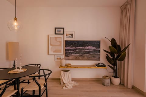 Yas Island Elegant 2BR with Lake & Pool View Apartment in Abu Dhabi