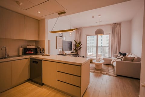 Yas Island Elegant 2BR with Lake & Pool View Apartment in Abu Dhabi